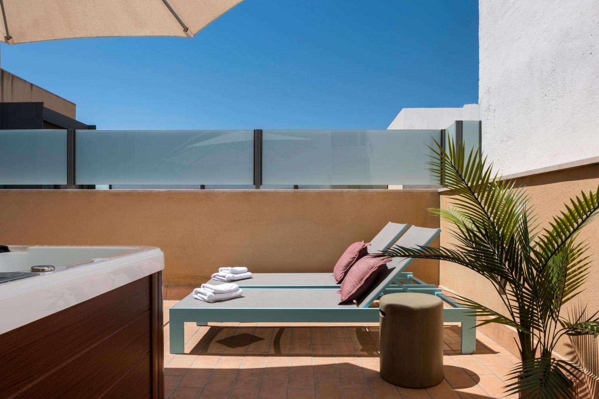 Suites Maestranza - Herreria By Magno Apartments Севиля Екстериор снимка